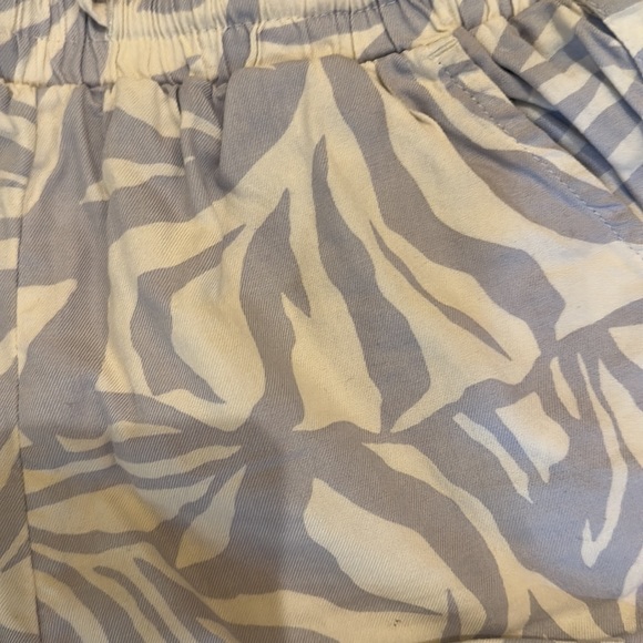 beach shorts - Picture 3 of 3